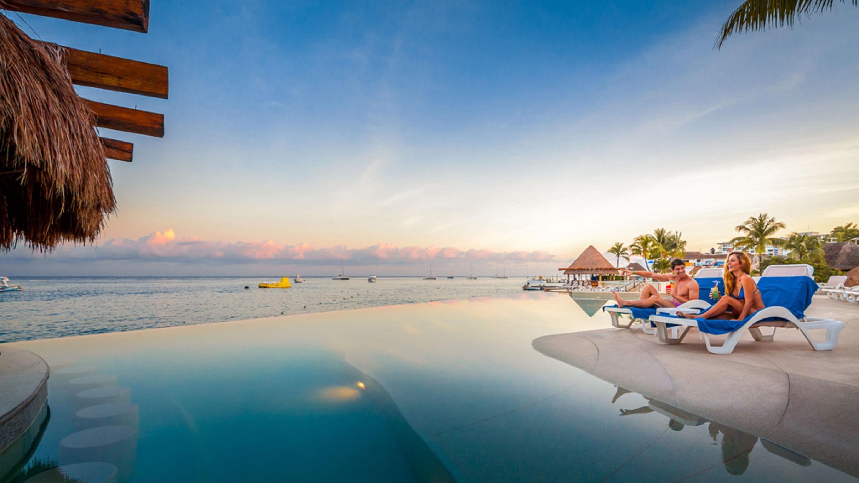그랜드 파크 로얄 코수멜 - 올인클루시브 외부 사진 Infinity pool at a resort in Cancun, Mexico