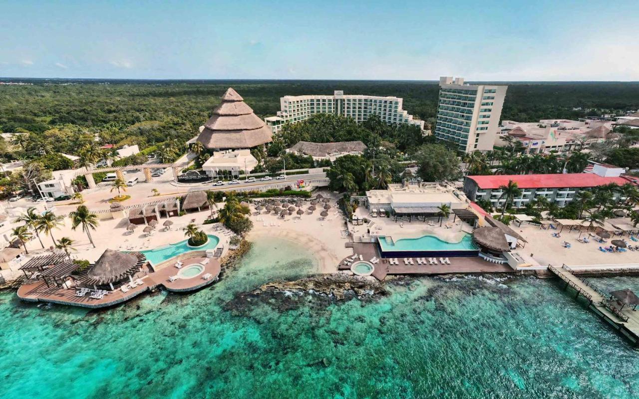 그랜드 파크 로얄 코수멜 - 올인클루시브 외부 사진 Aerial view of the resort
