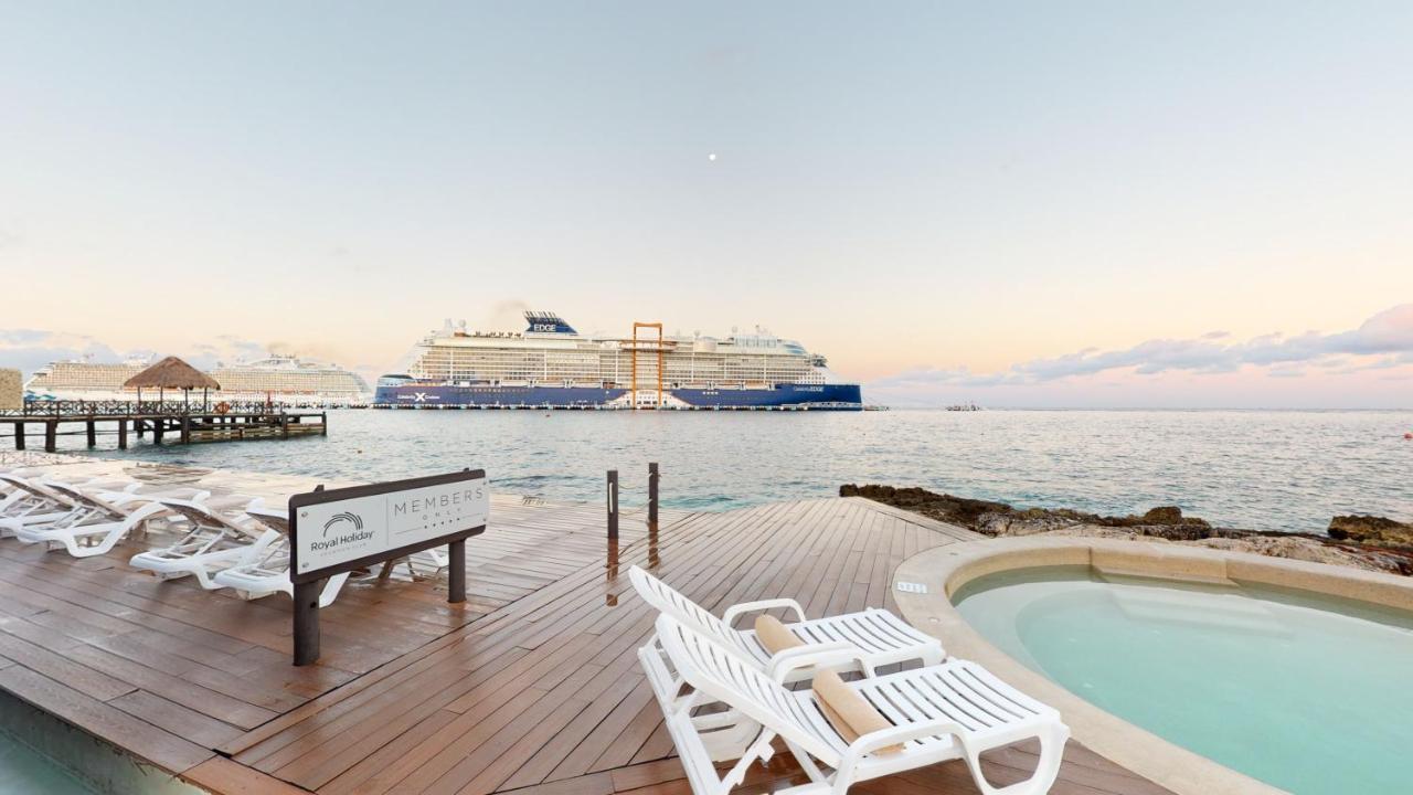 그랜드 파크 로얄 코수멜 - 올인클루시브 외부 사진 Cruise ship at the port of Cozumel