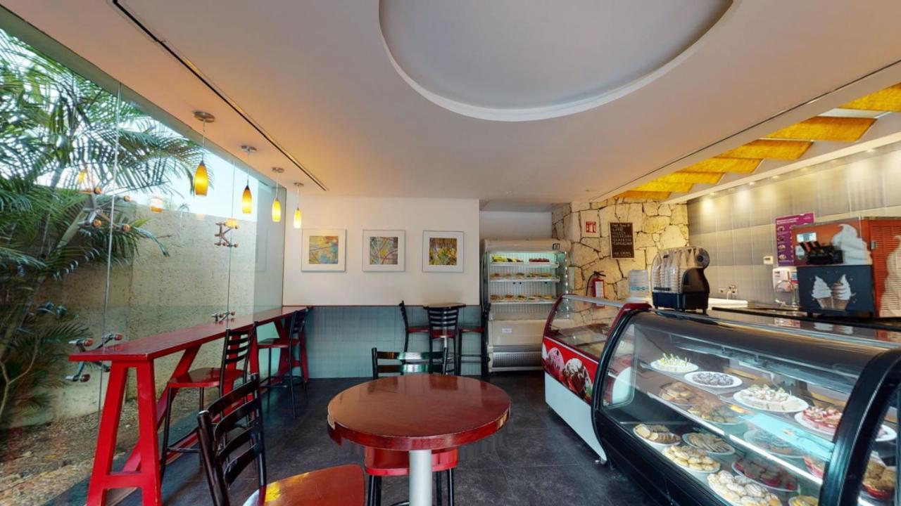 그랜드 파크 로얄 코수멜 - 올인클루시브 외부 사진 A pastry shop in Mexico City